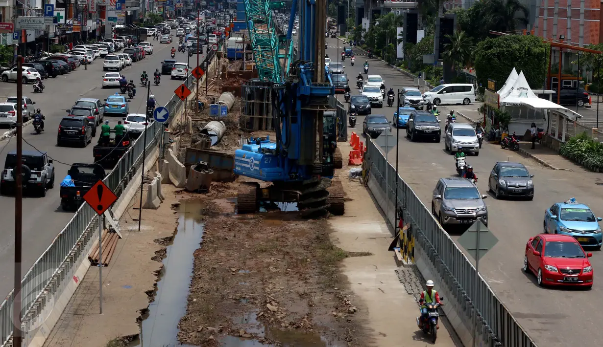 Pekerja mengerjakan proyek Light Rail Transit (LRT) di Jakarta, Jumat (24/2). Pemprov DKI Jakarta tetap optimistis LRT dapat beroperasi sebelum Asian Games 2018. (Liputan6.com/Gempur M Surya)