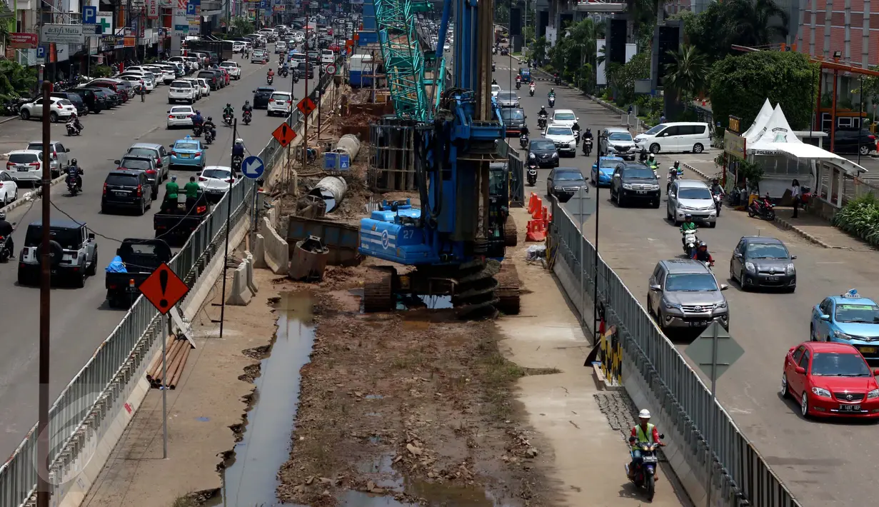 Pekerja mengerjakan proyek Light Rail Transit (LRT) di Jakarta, Jumat (24/2). Pemprov DKI Jakarta tetap optimistis LRT dapat beroperasi sebelum Asian Games 2018. (Liputan6.com/Gempur M Surya)