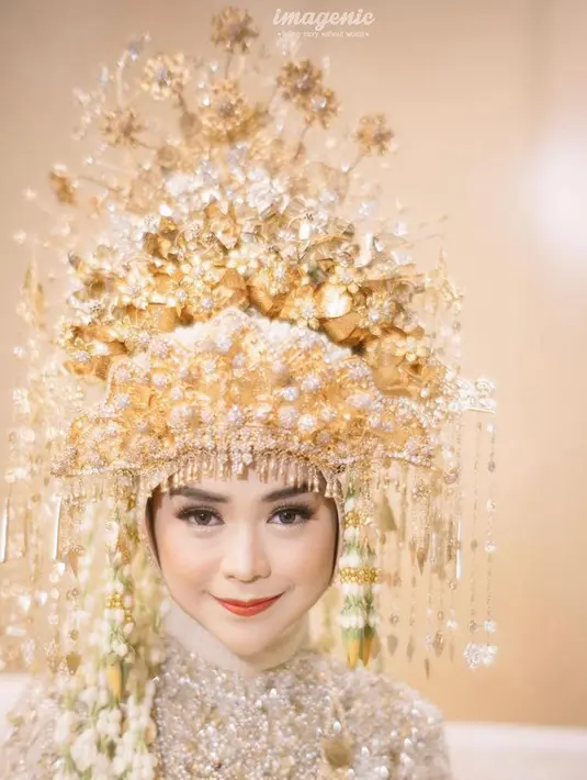 Berbeda di acara pranikah sebelumnya yang cenderung mengenakan makeup soft, kali ini Ria Ricis tampil dengan makeup dari MUA Erni Aprilia. (Instagram/imagenic)