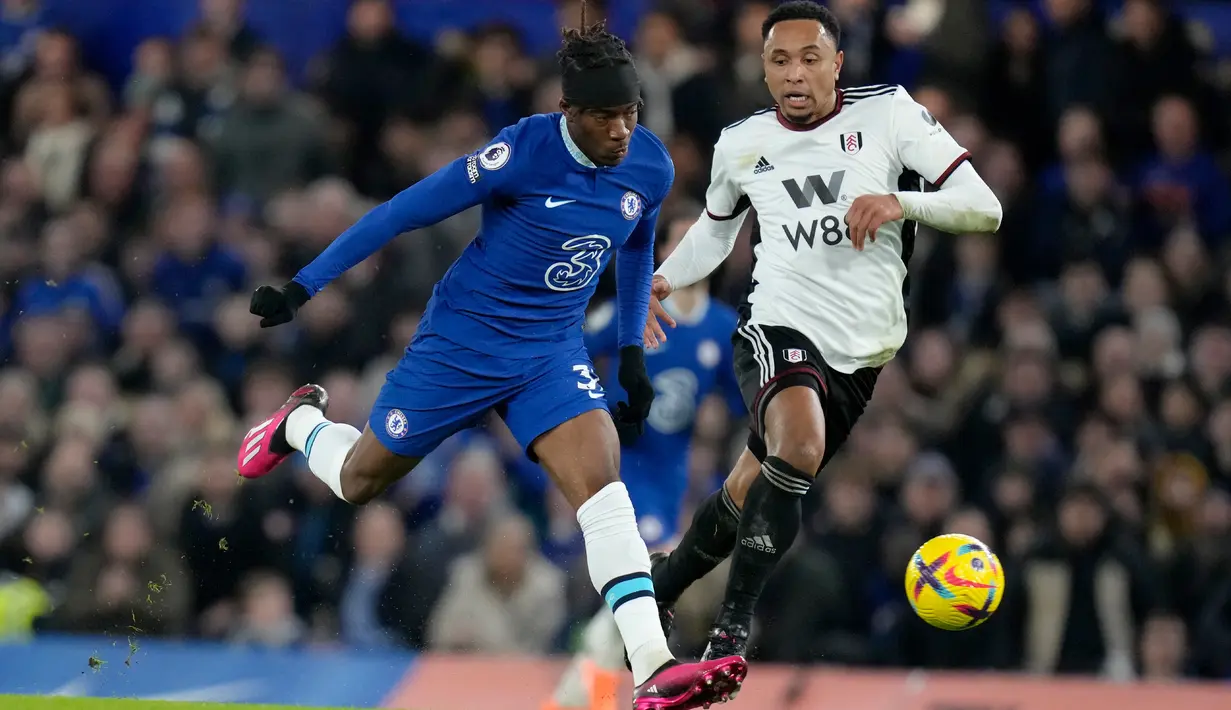 Pemain Chelsea Noni Madueke berebut bola dengan pemain Fulham Kenny Tete (kanan) pada pertandingan sepak bola Liga Inggris di Stadion Stamford Bridge, London, Inggris, 3 Februari 2023. Chelsea ditahan imbang Fulham 0-0. (AP Photo/Kirsty Wigglesworth)