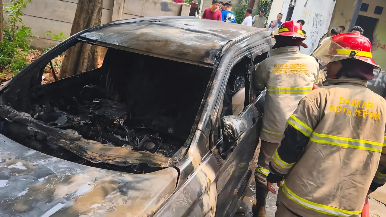 Sebuah Mobil Hangus Terbakar