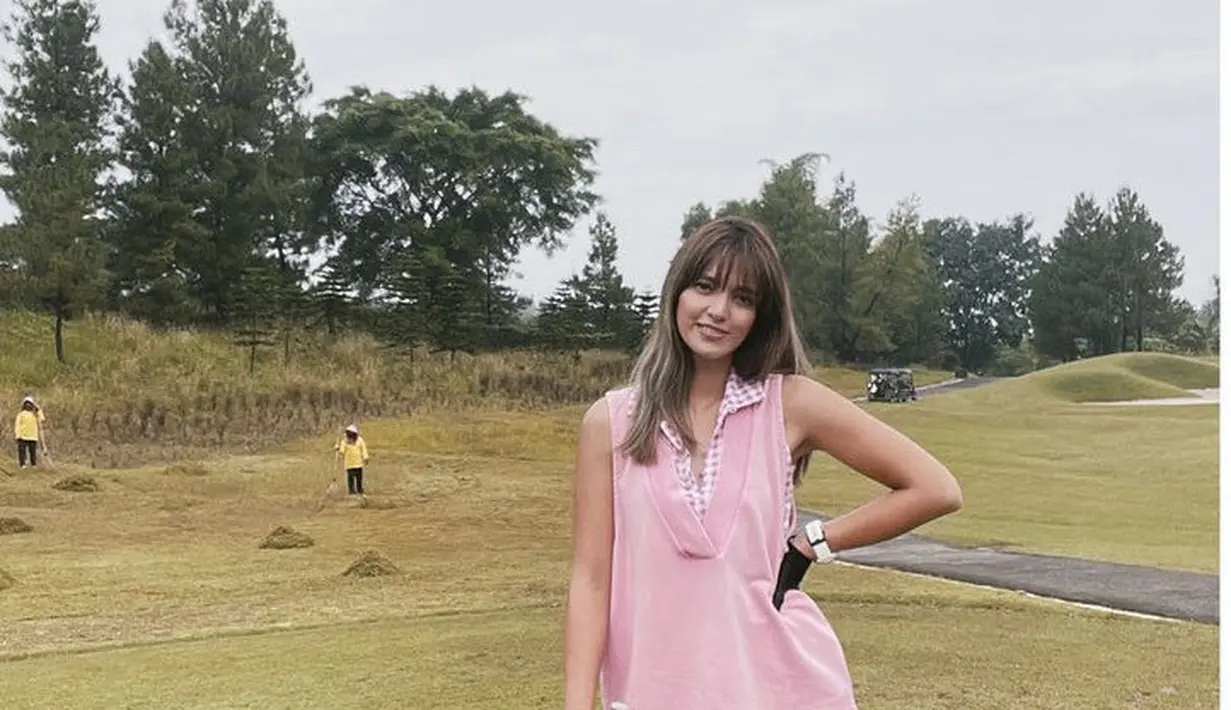 Ia juga tampil dengan atasa sleeveless pink berkerah, dipadukan mini skirt putih.   (@ramadhaniabakrie)