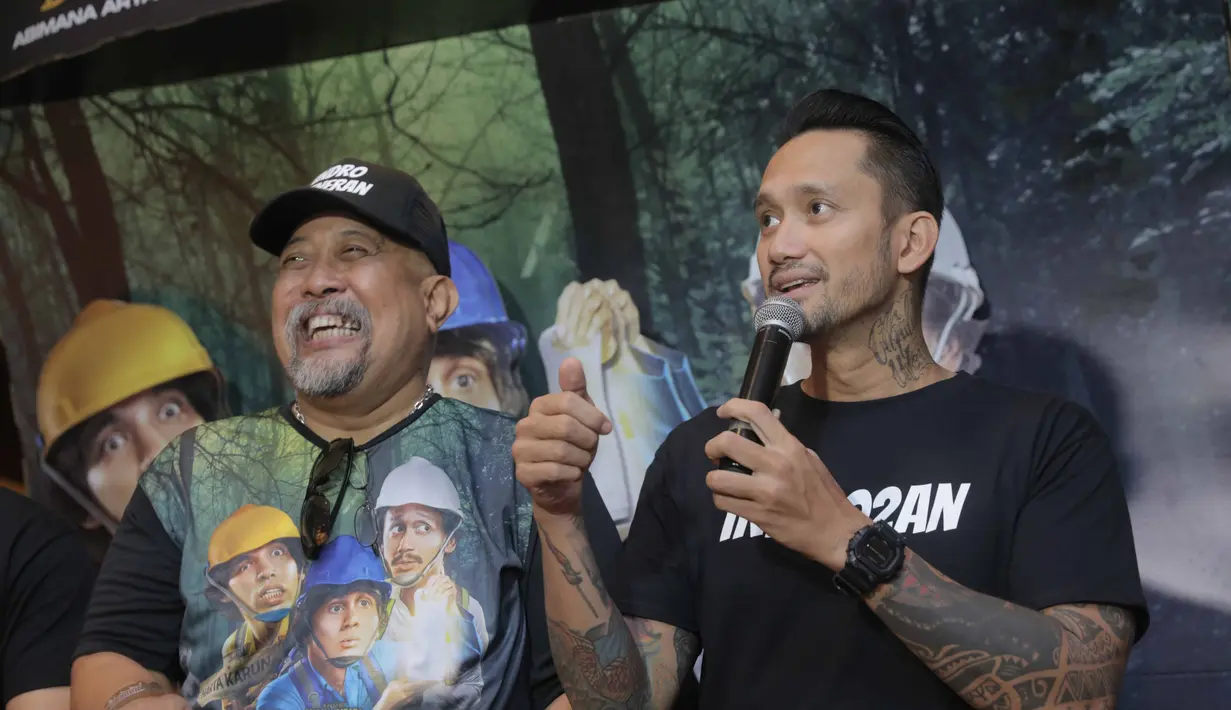 Pemeran Warkop DKI Reborn mengunjungi lima kota dalam sehari pada 28 Agustus silam. Para pemeran ini mendatangi Surabaya, Makassar, Solo Solo dan Yogyakarta dengan pesawat khusus dengan poster filmnya. (Nurwahyunan/Bintang.com)