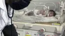 Seorang bayi perempuan yang lahir di bawah reruntuhan akibat gempa bumi yang melanda Suriah dan Turki menerima perawatan di dalam inkubator di rumah sakit anak di kota Afrin, provinsi Aleppo, Suriah, Selasa (7/2/2023). Bayi yang masih terikat dengan tali pusar ibunya yang sudah meninggal itu ditemukan oleh salah seorang kerabatnya, Khalil al-Suwadi. (AP Photo/Ghaith Alsayed)