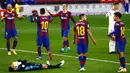 Para pemain Barcelona merayakan gol yang dicetak oleh Martin Braithwaite ke gawang Osasuna pada laga Liga Spanyol di Stadion Camp Nou,  Minggu (29/11/2020). Barca menang dengan skor 4-0. (AP/Joan Monfort)