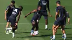 Penyerang Real Madrid #07 Vinicius Junior (tengah) dan rekan satu timnya menghadiri sesi latihan menjelang pekan ke-9 La Liga 2023/2024, di Valdebebas Sport City di Madrid pada 6 Oktober 2023. (PIERRE-PHILIPPE MARCOU / AFP)