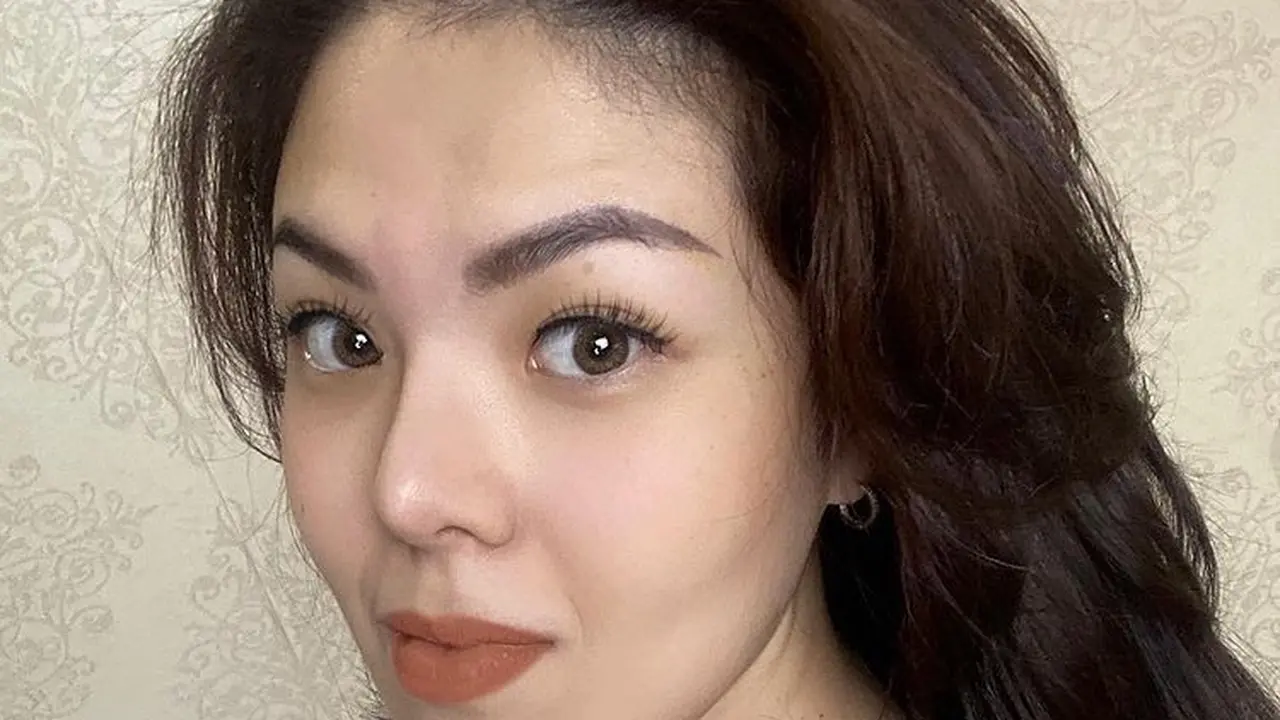 8 Potret Penampilan Baru Tina Toon dengan Wajah Tirus, Bikin Pangling