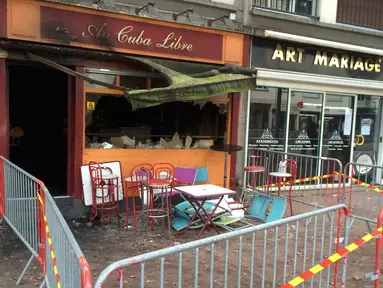 Suasana di luar bar yang meledak di Rouen, Prancis, (6/8). Menteri Dalam Negeri Prancis, Bernard Cazeneuve mengatakan Akibat ledakan tersebut 13 jiwa meninggal dunia dan beberapa orang lainnya terluka. (REUTERS/Clotaire Achi)