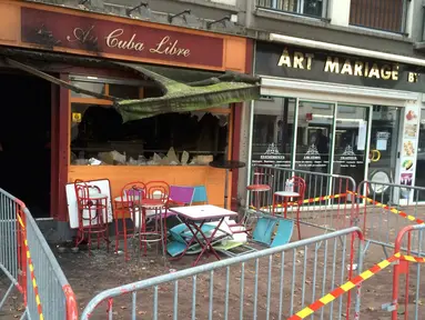 Suasana di luar bar yang meledak di Rouen, Prancis, (6/8). Menteri Dalam Negeri Prancis, Bernard Cazeneuve mengatakan Akibat ledakan tersebut 13 jiwa meninggal dunia dan beberapa orang lainnya terluka. (REUTERS/Clotaire Achi)