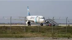 Pilot Omar El Gamal diancam oleh seorang penumpang yang mengaku menggunakan sabuk bunuh diri yang dapat meledak.