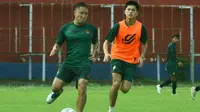 Rendy Juliansyah (pakai rompi) telah resmi dikontrak Persik Kediri untuk BRI Liga 1 2022/2023. (Bola.com/Gatot Susetyo)