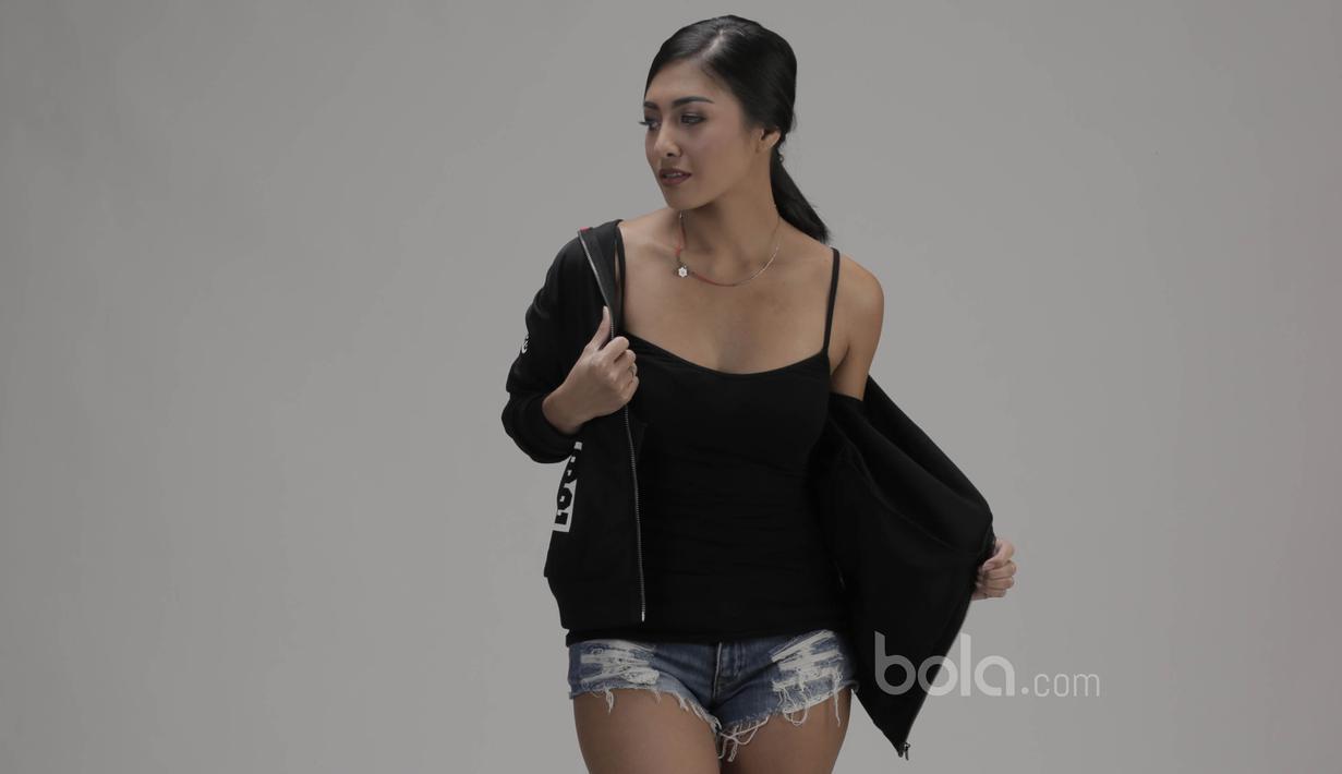 Awal karier, Venilia Agik sempat dilarang sang ayah untuk menjadi public figure karena kuatir akan pergaulan yang kurang baik. (Bola.com/Vitalis Yogi Trisna)