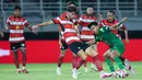 Pemain Persebaya Surabaya, Malik Risaldi, berusaha melewati pemain Madura United pada lanjutan BRI Super League 2025/2026 di Stadion Gelora Bung Tomo Jumat (17/4/2026). (Bola.com/M Iqbal Ichsan)