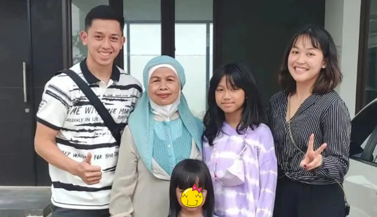 Hubungan asmara pasangan pebulutangkis ini juga terlihat semakin lengket. Pasalnya, Rian sudah memperkenalkan Ribka kepada keluarganya. Mereka tampil kompak memamerkan kedekatan dan terlihat sudah begitu akrab. (Liputan6.com/IG/@fajarian_official)