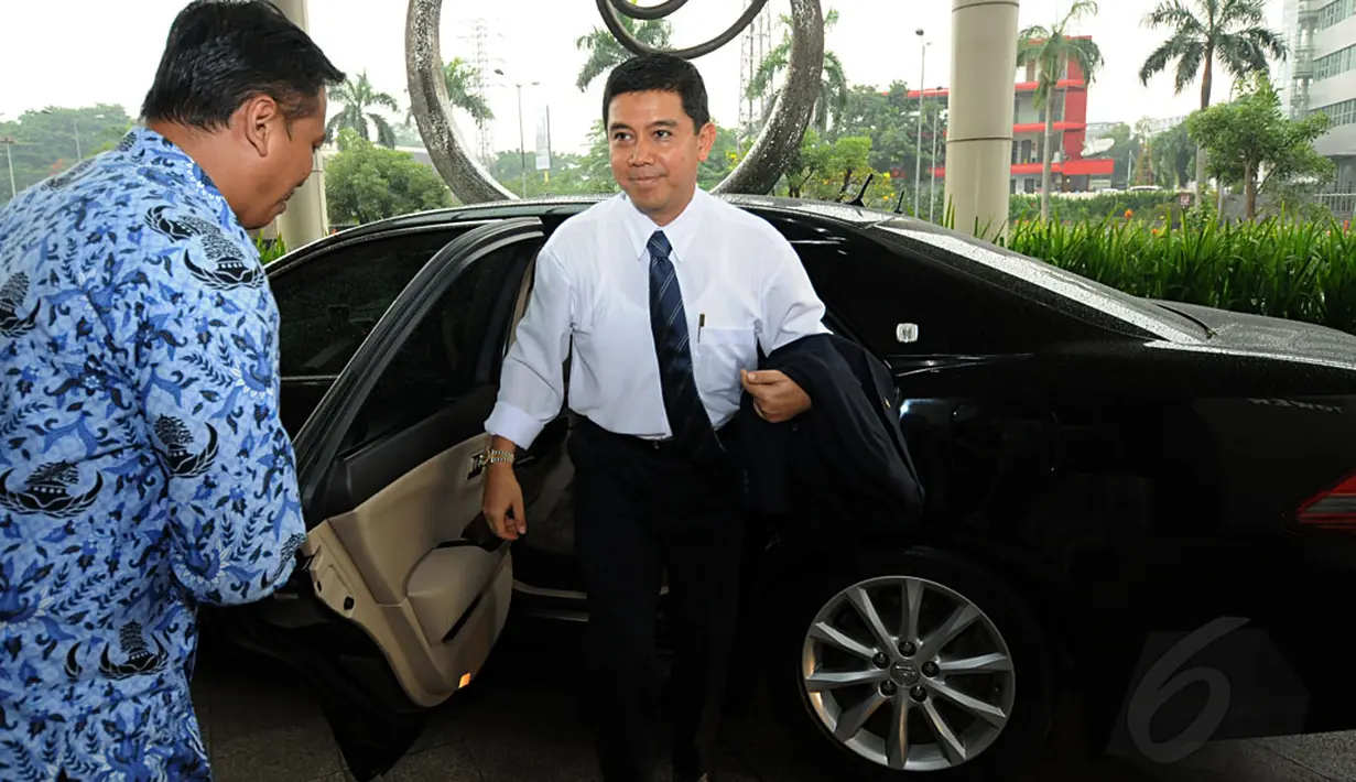 Menteri Pendayagunaan Aparatur Negara dan Reformasi Birokrasi (MenPAN-RB), Yuddy Chrisnandi saat tiba di SCTV Tower Senayan Jakarta, Senin (10/11/2014). (Liputan6.com/Helmi Fithriansyah)