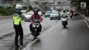 Polisi memberhentikan pengendara motor yang melanggar aturan jalur khusus di Jalan MH Thamrin, Jakarta Pusat, Kamis (8/2). Sosialisasi jalur khusus sepeda motor ini telah dilakukan polisi pada 29 Januari - 4 Febuari 2018 lalu. (Liputan6.com/Arya Manggala)