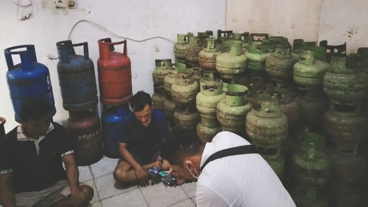 Penggrebekan lokasi pengoplosan atau penyulingan gas elpiji subsidi ke tabung gas non subsidi.