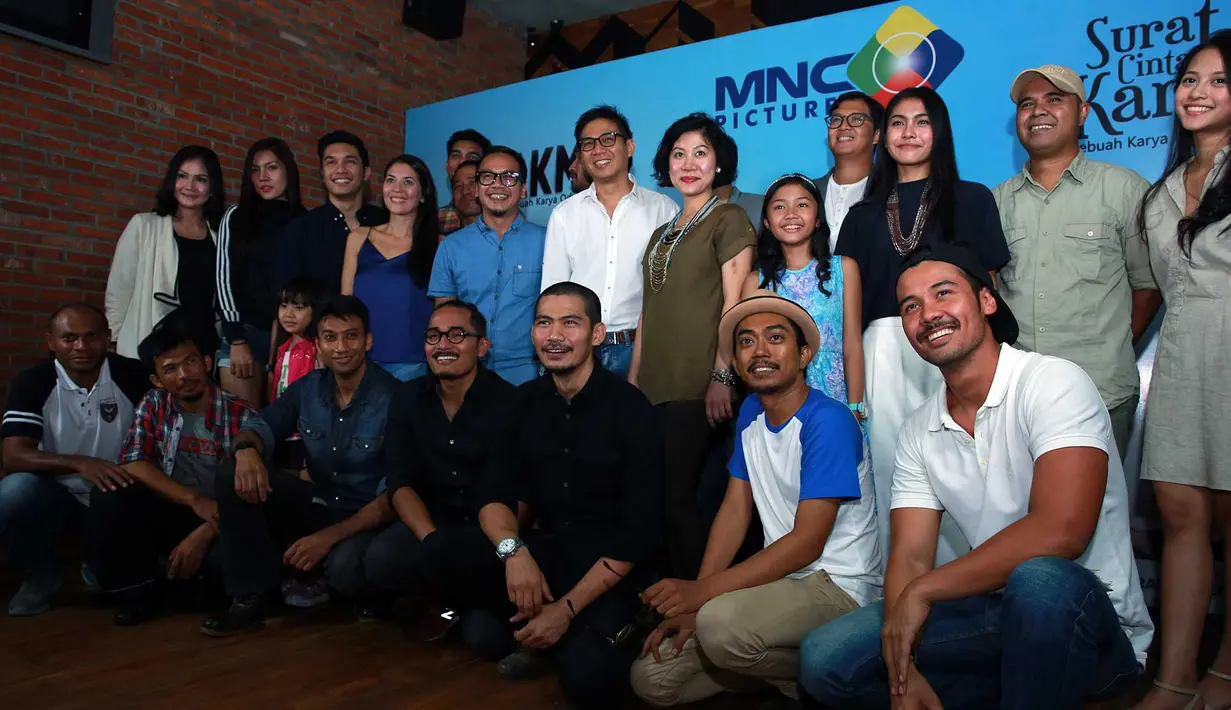 Para pemain film 'Surat Cinta Kartini' dan pemain film 'Skakmat' dalam acara syukuran film MNC Pictures di Pong Me, Gunawarman, Jakarta Selatan, Kamis (30/7/2015). (Deki Prayoga/Bintang.com)