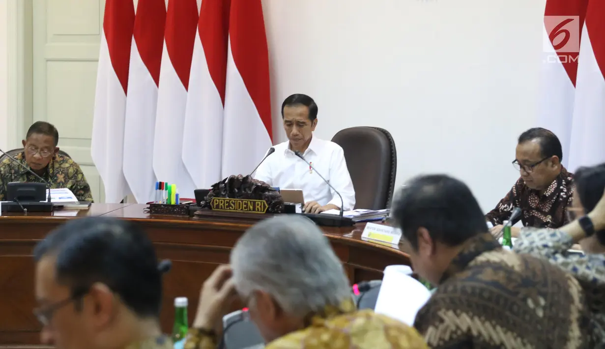 Presiden Joko Widodo atau Jokowi memimpin rapat terbatas percepatan peta jalan penerapan industri 4.0 di Kantor Presiden, Jakarta, Selasa (3/9/2019). Jokowi berharap penerapan industri 4.0 mampu meningkatkan lapangan kerja baru. (Liputan6.com/Angga Yuniar)