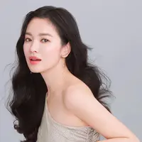 Sebagai perempuan dan juga berprofesi sebagai artis, Song Hye Kyo sangat mementingkan yang namanya penampilan. Bukan hanya gaya berbusana dan makeup, namun perhiasan juga penting untuknya. (Instagram/kyo1122)