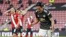 Striker Manchester United, Edinson Cavani, melakukan selebrasi usai mencetak gol ke gawang Southampton pada laga Liga Inggris di Stadion St. Mary's, Minggu (29/11/2020). MU menang dengan skor 3-2. (Mike Hewitt, Pool via AP)