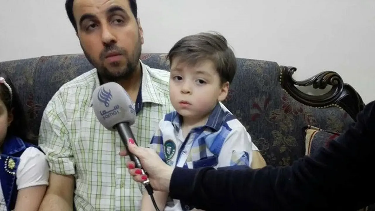 Foto Omran Daqneesh dalam wawancara bersama seorang jurnalis (Facebook/Kinana Allouche)