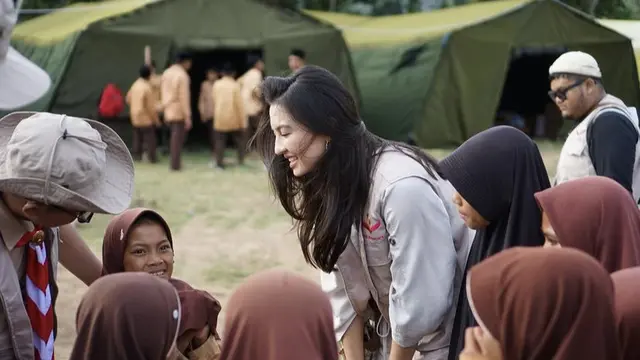 Raline Shah Kenakan Rompi Relawan di Lombok