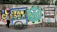 Pedagang melintasi mural bertema imbauan protokol kesehatan COVID-19 di kawasan Cakung Barat, Jakarta, Minggu (18/10/2020). Mural karya warga setempat tersebut bertujuan mengingatkan masyarakat akan pentingnya memakai masker, menjaga jarak, dan mencuci tangan. (merdeka.com/Iqbal S. Nugroho)