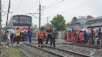 Petugas gabungan mengevakuasi angkot yang tertabrak KRL di perlintasan tidak resmi Rawa Indah, Kecamatan Cipayung, Kota Depok. (Istimewa)