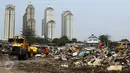 Puing rumah di kawasan Pusat Pengelola Kawasan Kemayoran (PPKK) atau Gang Laler usai dibongkar Satpol PP, Jakarta, Selasa (6/10/2015). Sekitar 400 kepala keluarga kehilangan tempat tinggal, pasca penertiban tersebut. (Liputan6.com/Yoppy Renato)