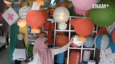 Jelang perayaan imlek perajin lampion di kota Solo kebanjiran pesanan, berbeda dengan tahun sebelumnya pesanan lampion tahun ini meningkat 