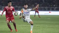 Gelandang Bali United, Stefano Lilipaly, membuang bola saat melawan Persija Jakarta pada final Piala Presiden di SUGBK, Jakarta, Sabtu (17/2/2018). Persija menang 3-0 atas Bali United. (Bola.com/Vitalis Yogi Trisna)