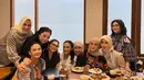 Baru-baru ini, beberapa artis era 90an berkumpul bersama. Mereka adalah Bella Saphira, Kris Dayanti, Inneke Koesherawati, Cut Keke, Dian Nitami, hingga Marini Zumarnis. [@inekekoes]