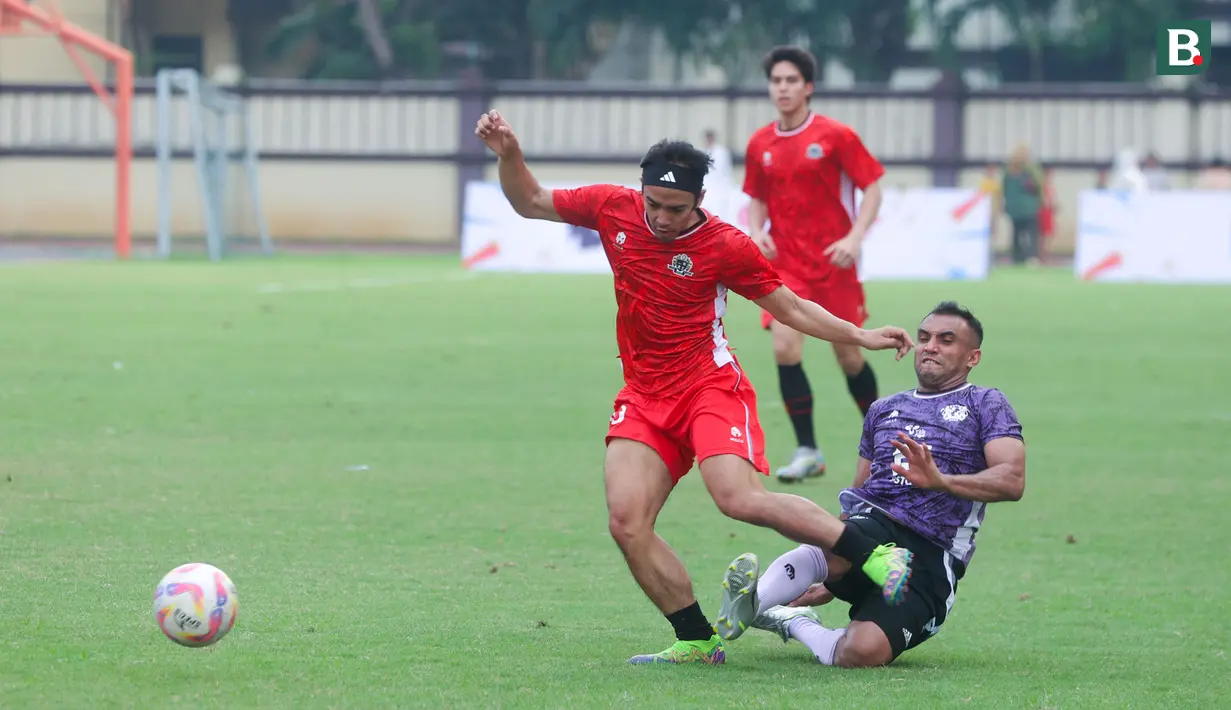 Laga panas mewarnai ketika Colossus FC menghadapi Selebritis FC dalam pertandingan penutup Celebrity Trofeo 2025. Kedua kesebelasan bermain ngotot sehingga berlangsung kontak fisik berkali-kali. (Bola.com/M Iqbal Ichsan)