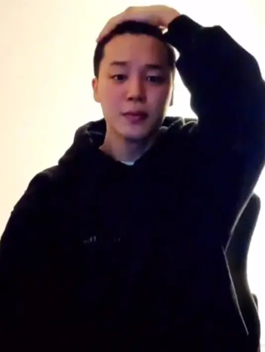 Sebelum mulai menjalani wamil, pada Senin (11/12/2023) malam, Jimin pun melakukan siaran langsung melalui akun Weverse. Dalam momen tersebut ia pun tampak berpamitan dengan ARMY sekaligus menunjukkan gaya penampilan barunya dengan malu-malu. (Liputan6.com/Weverse/@BTS)