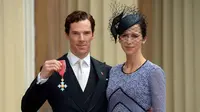 Saat datang ke Istana Buckingham serta menerima penghargaan Benedict Cumberbatch datang bersama sang istri, Sophia Hunter. (AFP/Bintang.com)