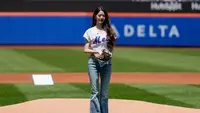 Jang Wonyoung saat 'First Pitch' di New York, Gaya Simpel tapi Stunning