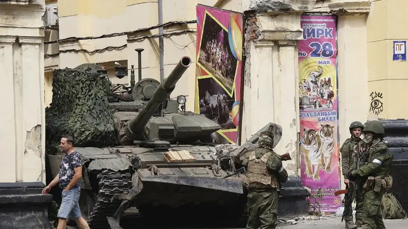Prajurit Rusia menjaga area di depan sebuah tank di sebuah jalan di Rostov-on-Don, Rusia, Sabtu, 24 Juni 2023. Menanggapi deklarasi pemberontakan bersenjata oleh kepala tentara bayaran Wagner, Yevgeny Prigozhin. (AP)