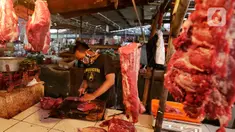 Pedagang memotong daging sapi di Pasar Kebayoran Lama, Jakarta, Sabtu (16/5/2020). Permintaan daging sapi jelang Idul Fitri meningkat hingga 50 persen daripada hari biasa mengakibatkan harga naik dari rata-rata Rp100 ribu per kilogram menjadi Rp120 ribu per kilogram. (Liputan6.com/Johan Tallo)