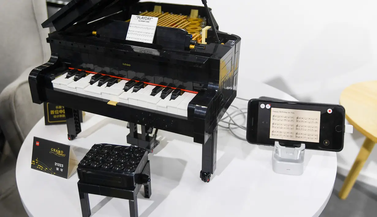 Sebuah piano yang disusun dari balok Lego di stan raksasa mainan Denmark LEGO Group terlihat dalam ajang Pameran Impor Internasional China (China International Import Expo/CIIE) ketiga di Shanghai, China, 9 November 2020. (Xinhua/Chen Yehua)