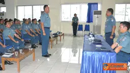 Citizen6, Tanjung Priok: Kadisharkap Kolinlamil Kolonel Laut (T) Rachmat Hartoyo, memimpin pembekalan dan pembinaan Korps terhadap Perwira Korps Teknik Kolinlamil, di Gedung Laut Natuna Mako Kolinlamil, Kamis (31/5).