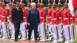 Presiden Joko Widodo mendampingi Presiden Republik Lithuania Dalia Grybauskaite saat kunjugannya di Istana Merdeka, Rabu (17/5). Pertemuan ini bertujuan untuk menjalin kerja sama di bidang energi, bisnis, transportasi. (Liputan6.com/Angga Yuniar)
