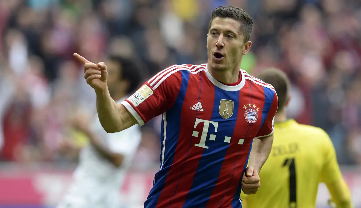 Robert Lewandowski. Striker Polandia berusia 47 tahun yang baru saja bergabung dengan Barcelona di awal musum 2022/2023 ini sebelumnya menjadi bagian dari Bayern Munchen sejak awal musim 2014/2015. Ia didatangkan Bayern Munchen dari Borussia Dortmund dengan status bebas transfer. Di musim debutnya bersama Bayern Munchen pada 2014/2015 ia berhasil mencetak total 25 gol dari 49 laga, dengan rincian 17 gol di Liga Jerman, 6 gol di Liga Champions dan 2 gol di ajang DFB Pokal. Meski tak menjadi top skor Liga Jerman di musim pertamanya, namun di musim berikutnya ia total meraih 6 gelar top skor Liga Jerman bareng Bayern Munchen. (AFP/Christof Stache)