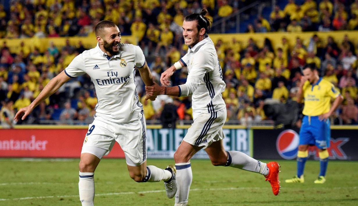 Striker Real Madrid, Karim Benzema, merayakan gol ke gawang Las Palmas dalam lanjutan La Liga di Gran Canaria, Las Palmas, Minggu (25/9/2016) dini hari WIB. (AFP/Desiree Martin)