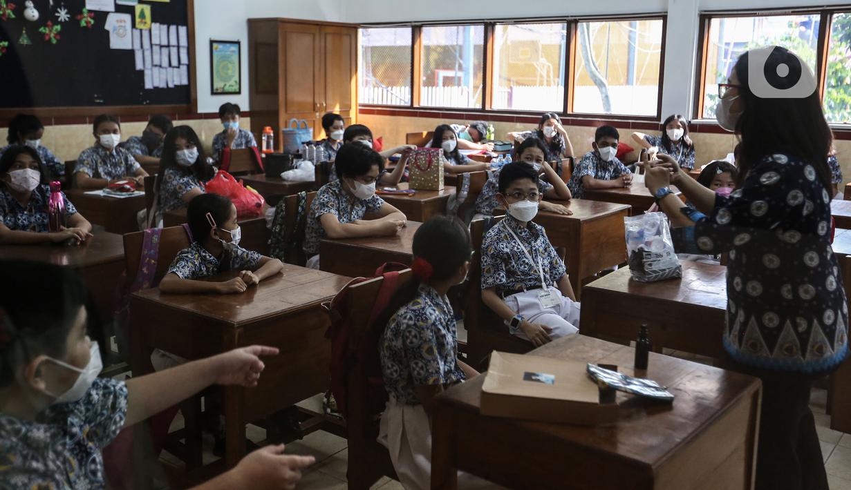 Sejumlah siswa mengikuti kegiatan belajar mengajar secara tatap muka saat PPKM level 1 di SD Pangudi Luhur, Jakarta, Rabu (25/5/2022). PPKM level 1 kini diberlakukan untuk wilayah Jakarta dan sekitarnya. Selama PPKM level 1, sekolah di Jabodetabek bisa melangsungkan Pembelajaran Tatap Muka (PTM) 100 persen. (Liputan6.com/Johan Tallo)