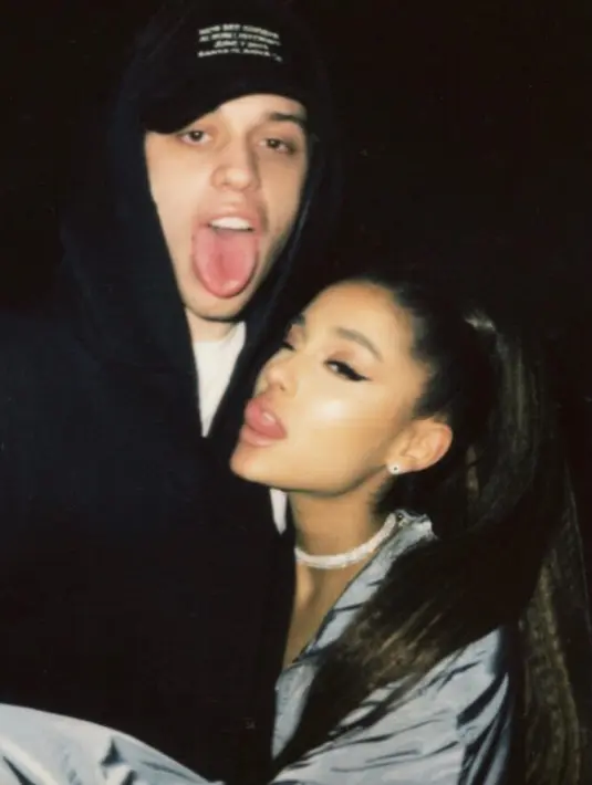 Ariana Grande sendiri mengaku bahwa dirinya bersedia untuk mengganti namanya usai menikahi Pete Davidson. (instagram/arianagrande)