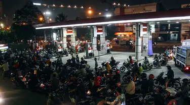 Antrean panjang tampak terjadi di SPBU kawasan Pejompongan, Jakarta, Senin (17/11/2014) malam. (Liputan6.com/Faizal Fanani)