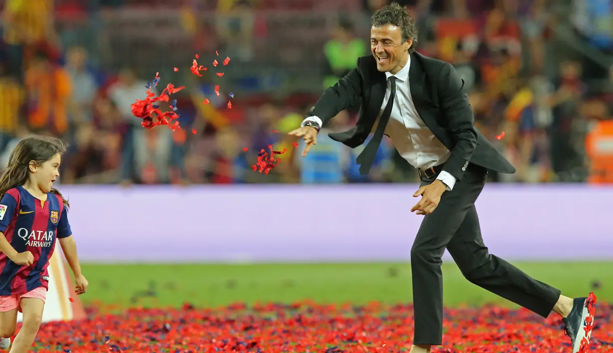 Pelatih Barcelona, Luis Enrique merayakan kemenangan trofi Copa del Rey dengan anaknya usai memenangkan final piala Raja di Nou Camp, Spanyol (31/5/2015). Barcelona berhasil menaklukkan Bilbao dengan skor akhir 3-1. (Reuters/Gustau Nacarino)