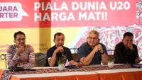 Head of DSDFE PSSI, Budiman Dalimunthe (kiri kedua) memberikan sambutan&nbsp;saat&nbsp;acara diskusi suporter Timnas Indonesia menyambut Piala Dunia U-20 2023 di Pulau Dua Senayan, Jakarta, Jumat (24/03/2023). Acara yang betajuk Suara Suporter tersebut diselenggarakan oleh Presidium Nasional Suporter Sepak Bola Indonesia (PN-SSI). (Bola.com/Bagaskara Lazuardi)&nbsp;