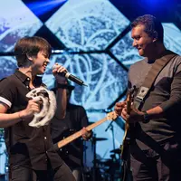 Bisma SM*SH saat tampil di konser 'The Best Cuts of Piyu'. (Desmond Manullang/Bintang.com)